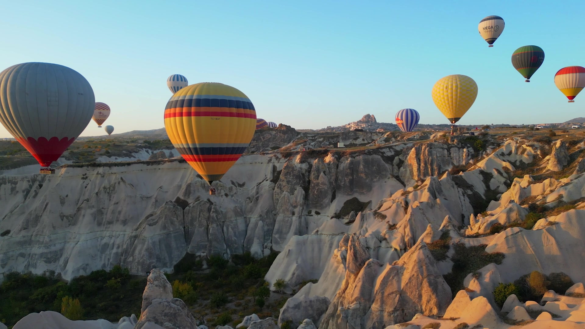 Kapadokya'da gün doğumunda balonlar